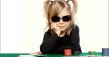 jeune fille enfant qui joue au poker