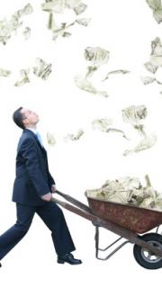 Un homme qui récupère des billets qui tombent du ciel avec sa brouette. Argent qui tombe du ciel.
