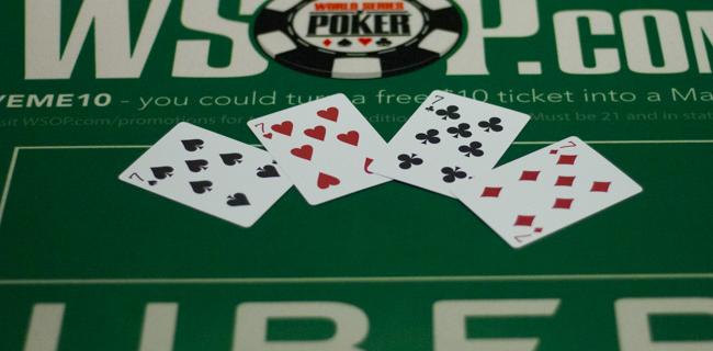Un carré de sept au poker aux WSOP 2016.