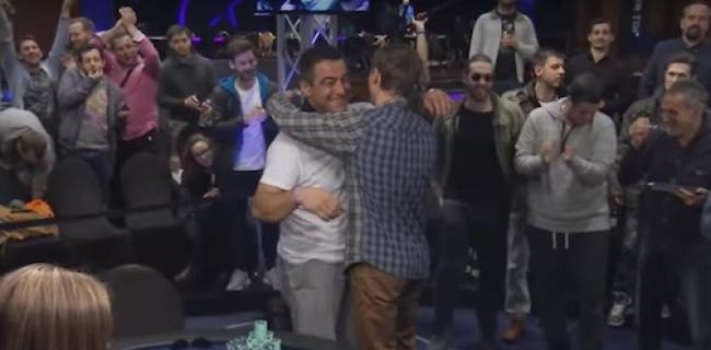 Le joueur de poker Hossein Ensan fair-play face à son adversaire lors de l'EPT Prague 2015.
