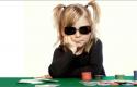 jeune fille enfant qui joue au poker