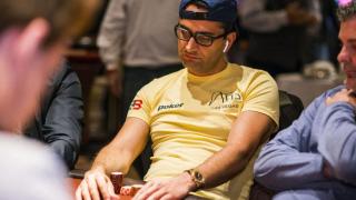 Antonio Esfandiari renvoie une image incertaine