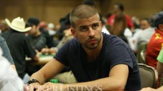 Gerard Pique jouant au poker