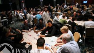 Un tournoi de poker live à beaucoup de joueurs