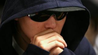 Joueur de poker à capuche