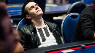 Joueur de poker qui dort2