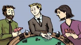 Joueur de poker qui regarde les cartes d'un adversaire