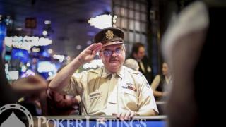 Joueur de poker en uniforme