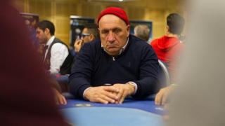 Joueur de poker qui ressemble à une brute