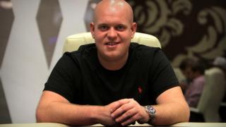 Michael Van Gerwen, champion du monde de fléchettes, joue au poker.
