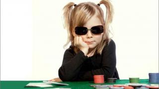 jeune fille enfant qui joue au poker