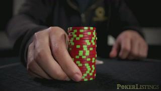 Un joueur avance sa mise à la turn au poker