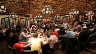 Une salle de tournoi de poker avec des joueurs aux différents styles de jeu