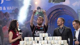 Joe McKeehen vainqueur du Main Event des WSOP 2015.