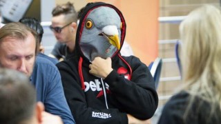 Joueur de poker déguisé en pigeon lors d'un tournoi de poker. Pigeon à une table de poker
