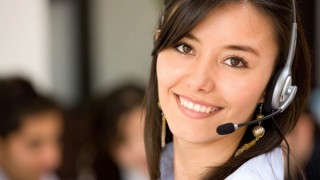 Une opératrice de service clients. Service client et assistance.