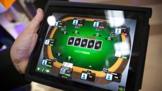 Une salle de poker en ligne sur tablette.