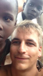 Philipp Gruissem est un joueur de poker qui investit de son temps et de son argent pour le monde caritatif, ici en Ouganda. Philipp Gruissem en Ouganda.