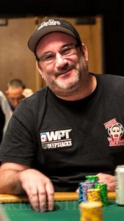 Mike Matusow à la table de poker. Mike Matusow