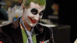 ElkY joue un autre rôle et devient quelqu'un d'autre déguisé en Joker