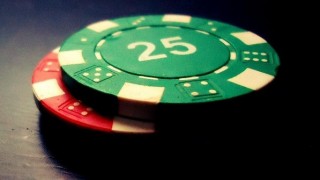 deux jetons de poker : au Limit poker les mises sont moins élevées.