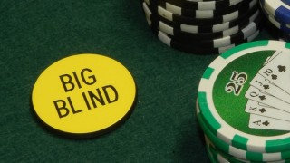 Un bouton de grosse blinde (big blind) dans une partie de poker. grosse blinde