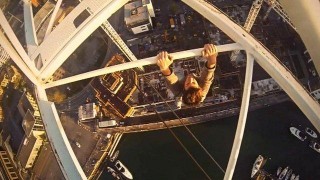 Jeune russe trompe-la-mort suspendu à une grue après son escalade