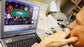 Un joueur perplexe devant une partie et un chat de poker en ligne