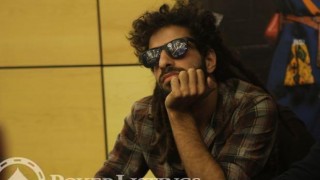 Joueur de poker avec lunettes de soleil