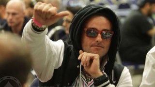 joueur de poker pouce