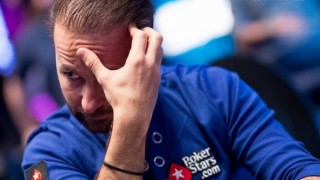 Daniel Negreanu se gratte