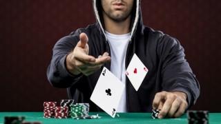 joueur de poker montrant ses cartes