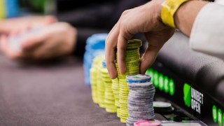 Joueur de poker prêt a miser