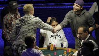 Un joueur de poker éliminé serre la main à son adversaire.