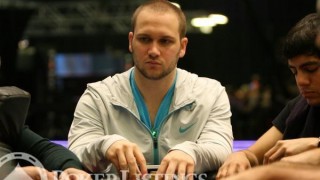 Calvin Anderson essaie d'avoir la bonne réflexion au poker