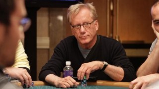 L'acteur James Woods à la table de poker