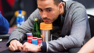 Joueur de poker avachi et dépité