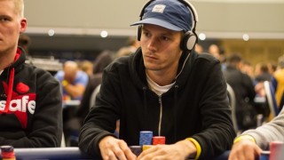 Joueur de poker fixe poker face