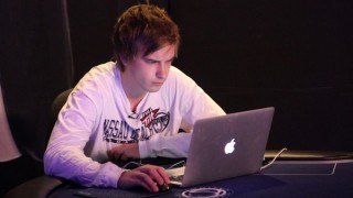 Viktor Blom sur son ordinateur