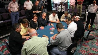 Une table plein de poker live