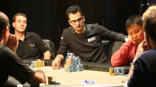 Antonio Esfandiari observe ses adversaires