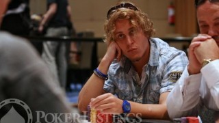 Joueur de poker en reflexion et qui manque de confiance en soi