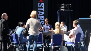 Daniel Negreanu répond aux questions de ses fans et donne un cours poker.