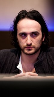 Davidi Kitai observe