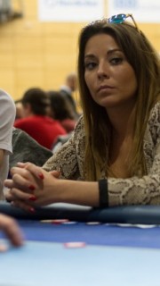 Amanda Harkimo observe à la table de poker.