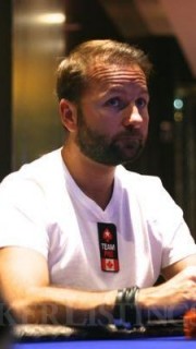Daniel Negreanu observe son adversaire au cours d'une main de poker. Daniel Negreanu