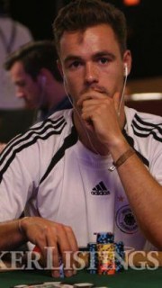 Joueur de poker avec maillot allemand