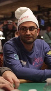 Antonio Esfandiari avec un bonnet de schtroumpf