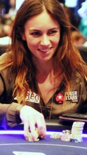 Liv Boeree vainqueur du trophée de la joueuse la plus inspirante de 2017. liv boeree