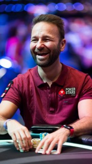 Daniel Negreanu éclate de rire.